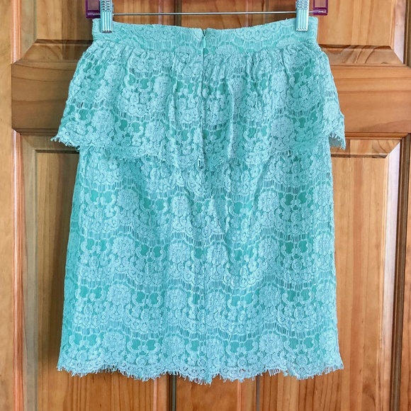 Women’s size small Aryn K mint green/sea green lace skirt with zipper and clasp - Picture 2 of 9